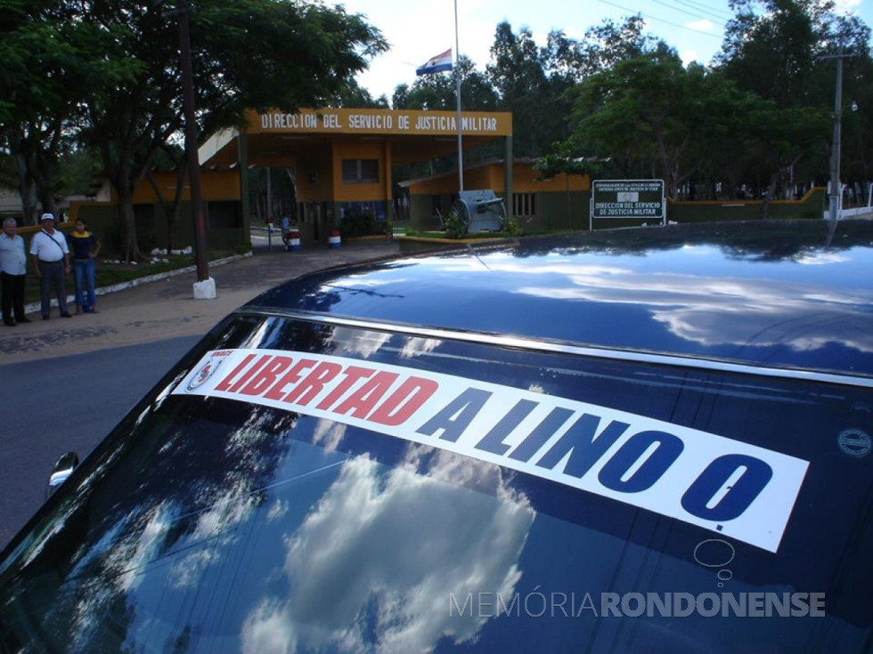 || Manifestação de partidários do Cel. Oviedo nos arredores da prisão militar. 
Imagem: Acervo e crédito de Jadir Zimmermann - FOTO 15 -