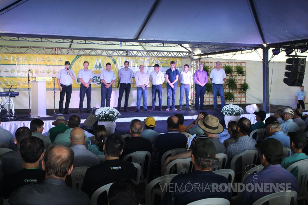 || Momento solene de abertura do Dia de Campo Copagril 2017. 
Da esquerda a direita: Ricardo Silvio Chapla, diretor-presidente da Copagril; Darci Elói Pdkowa, diretor-vice-presidente da Copagril; Márcio Buss, diretor-secretário da Copagril; Márcio Andrei Rauber, prefeito municipal de Marechal Cândido Rondon; Leomar Rohden (Mano), prefeito municipal de Pato Bragado; Norberto Pinz, prefeito municipal de Nova Santa Rosa; Tiago Hansel, vice-prefeito de Quatro Pontes; Valberto Paixão da Silva (Beto Salamanca), vice-prefeito municipal de Guaíra; empresário Gerson Froehner, diregente da Acimacar; e engenheiro-agronômo Rudi Kuns, chefe regional da Secretaria de Estado da Agricultura e do Abastecimento. 
Imagem: Acervo Imprensa Copagril - Crédito: Carina Ribeiro - FOTO 9 -