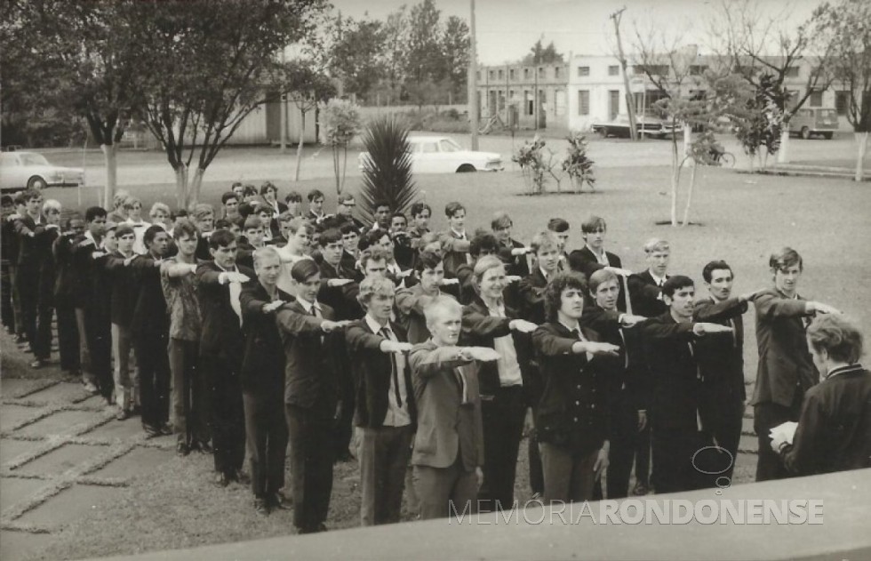 || Jovens rondonenses sendo dispensados da prestação do serviço militar, em solenidade realizada na Praça Willy Barth, em agosto de 1972.
Imagem: Acervo Valdir Sackser - FOTO 7 - 