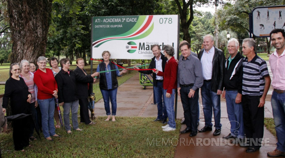 || Inauguração da academia ao ar livre na praça de sede distrital de Iguiporã, em maio de 2016.
Da esquerda a direita: 1ª a 7ª - não identificadas; 8ª - Maria Cleonice Froelich - secretária municipal de Assistência Social; 9ª - prefeito municipal Moacir Froelich; 10ª - não identificada; 11ª - deputado estadual Ademir Bier; 12ª - Dorivaldo (Neco) Kirst , do distrito de Porto Mendes; 13ª - não identificada; 14ª - Olivio Fabian - morador na sede distrital de Iguiporã; e secretário municipal de Segurança e Trânsito, engenheiro-civil Fabrício Salviano. 
Imagem: Acervo Imprensa PM-MCR
Crédito: Ademir Herrmann - FOTO 15 -