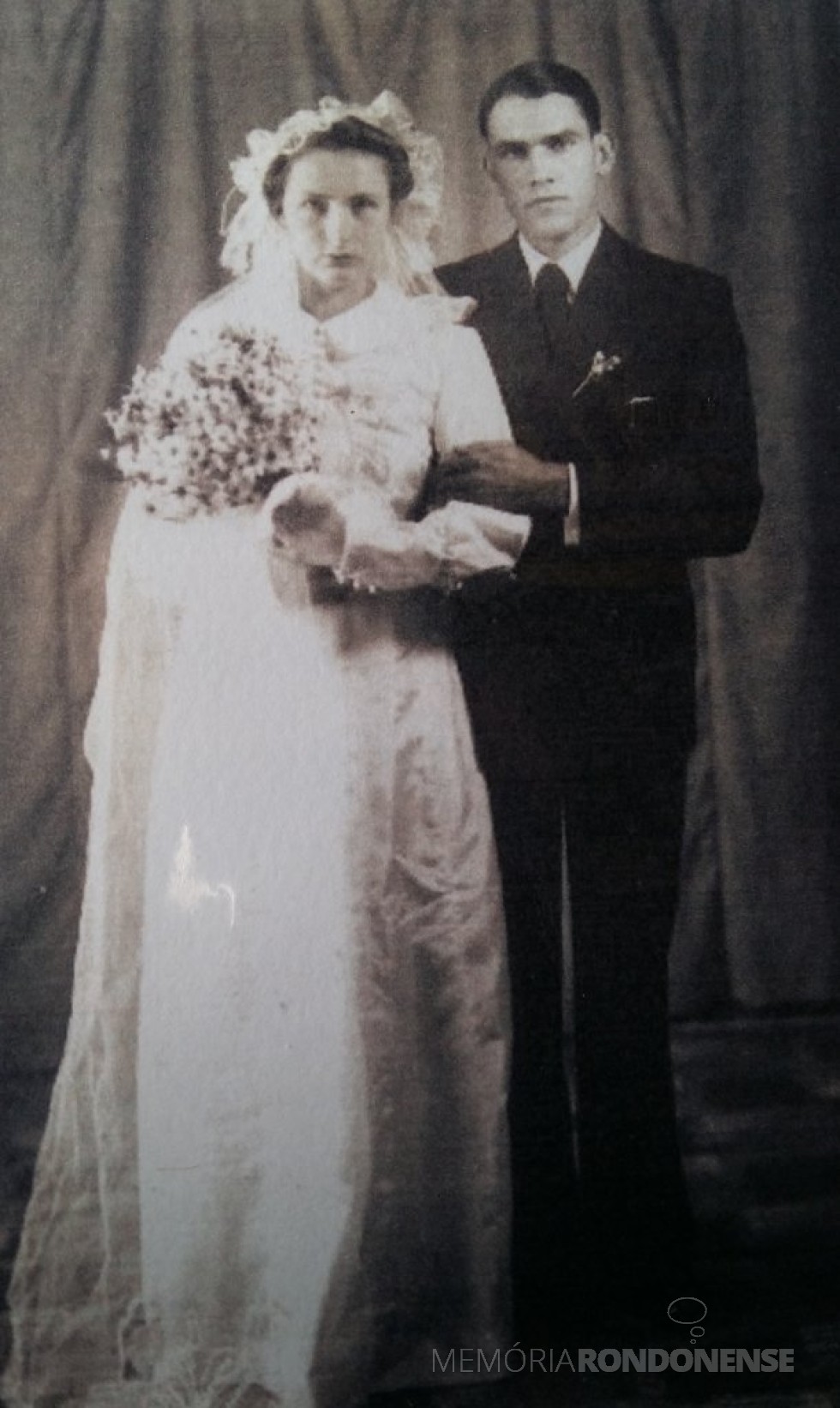 || Casal Leonel Sander e Herta Müller no dia de seu casamento, em 30 de maio de 1942. 
Imagem: Acervo Remi e Lidia Agnes Glitz - FOTO 4 - 