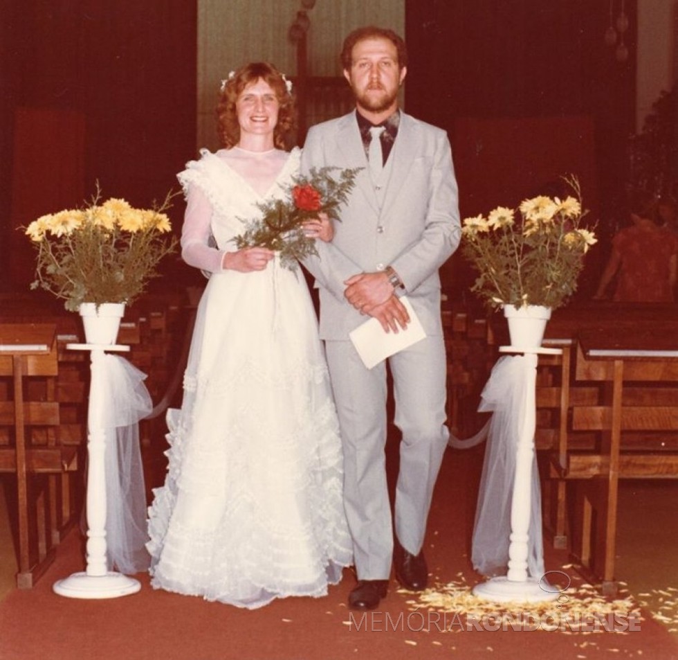|| Casal de noivos Nelson Bleich e Genici Weyh que se casaram em 24 de dezembro de 1983. 
Imagem: Acervo do casal - FOTO 12 - 