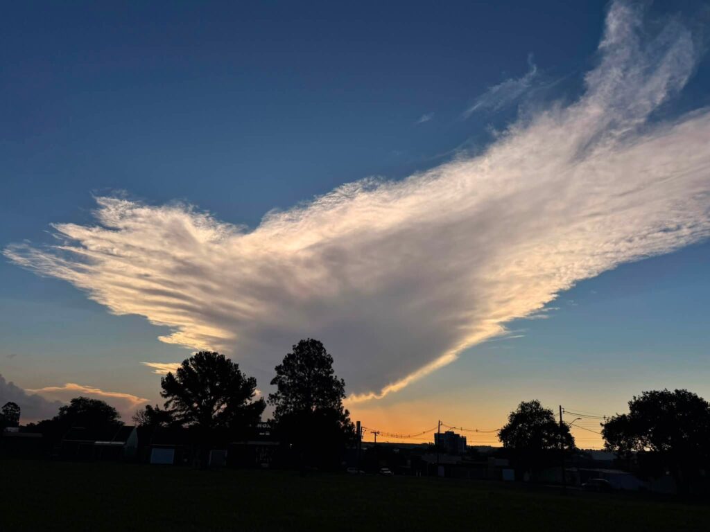 Final da tarde no Oeste do Paraná, em 29 de julho de 2026. Registro feito em Cascavel (PR), por Ailton Santos / Tarobá Cascavel / Facebook.