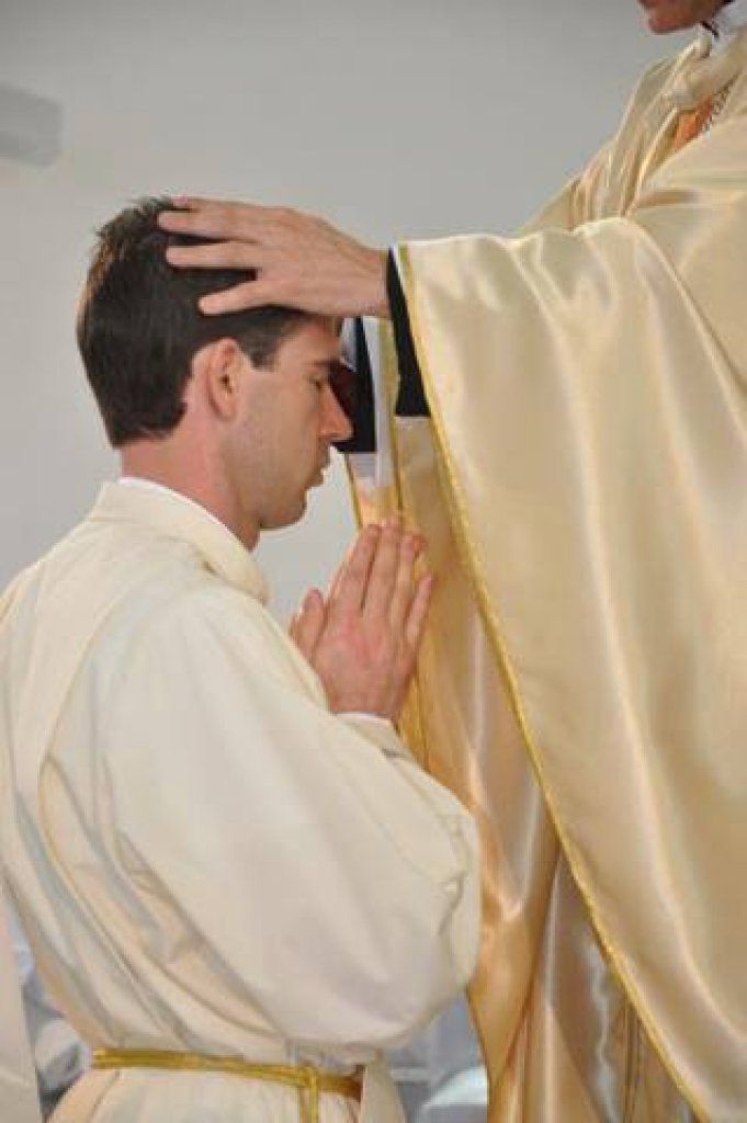 || Momento da ordenação sacerdotal de Jauri Strieder, na Matriz Católica Sagrado Coração de Jesus, de Marechal Rondon, em setembro de 2012.
Imagem: Acervo O Presente - FOTO 4 -