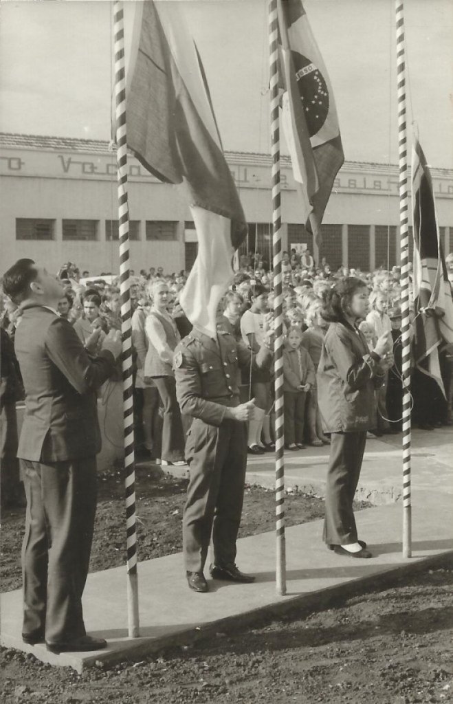 || Solenidade de hasteamento das bandeiras na inauguração da então Escola Normal Concórdia, junto ao Colégio Rui Barbosa, em julho de 1972. 
Imagem: Acervo Valdir Sackser - FOTO  15 -