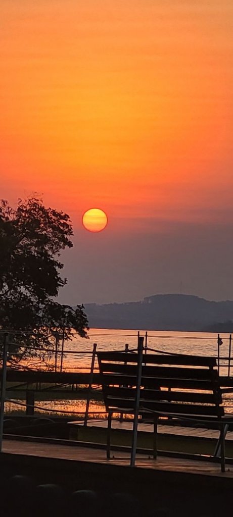 || Pôr do sol no município de Marechal Cândido Rondon, em 23 de agosto de 2023, em clique feito pela pioneira rondonense e professora aposentada Ilda Bet, a partir do Clube Naútico de Toledo, no distrito de Porto Mendes. - FOTO 21 -