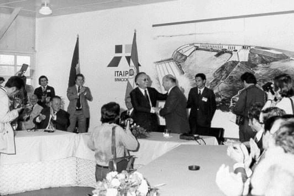|| Final da reunião que selou o Acordo Tripartite sobre o aproveitamento do potencial hidrelétrico do Rio Paraná, em outubro de 1979.
Imagem: Acervo Itaipu Binacional - FOTO 6 -