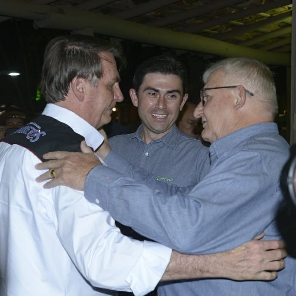 || Adolfo Freitag (de óculos) e Fernando Barros Fenner recepcionando o presidente da República, Jair Messias Bolsonaro, na cidade de Barretos, em agosto de 2019.
Imagem: Acervo O Presente - Crédito: Andre Monteiro - FOTO 18 -
