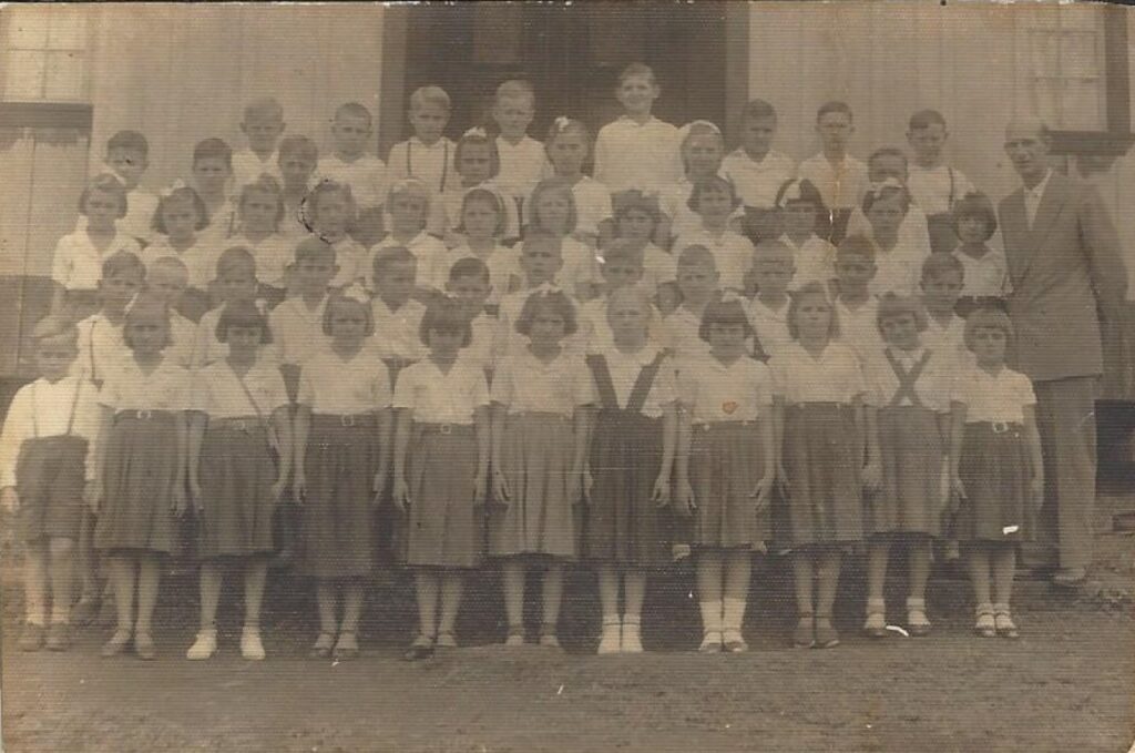 || Alunos  do Grupo Escolar Marechal Cândido Rondon com o professor Waldomiro Liessem, no final de década de 1950. 
Imagem: Acervo Heiderose Liessem - FOTO 13 -