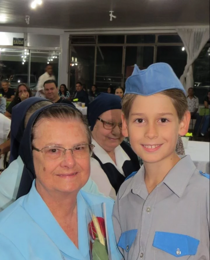 || Religiosa Luiza Menin, diretora da Ação Social Vicente de Paula, de Toledo (PR), com um aluno, em foto de 2019.
Imagem: Acervo Gazeta de Toledo - FOTO 34-