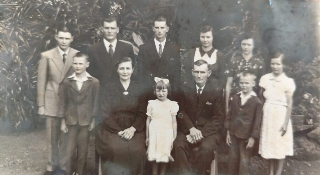 || Casal pioneiro Anna e Adolfo  Sphor e filhos que chegaram em Marechal Cândido Rondon, em julho de 1962.
Da esquerda à direita (fundo):  Albano, Ottmar, Wunibaldo, Heda, Lucia e Hilga.
À frente, Romeu, Riqueta e Valdemar.
A família foi fotografada em Arroio do Meio (RS).
Imagem: Acervo de Maria Cleonice Spohr, neta.  -FOTO 6 -