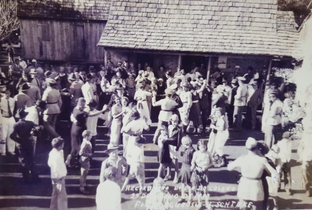 || Baile comemorativo ao Dia do Colono na cidade de Foz do Iguaçu, na chácara de Carlos Welter, em julho de 1937.
Imagem: Acervo Marcos Kidricki Iwamoto -  crédito de Harry Schinke - FOTO 2 -