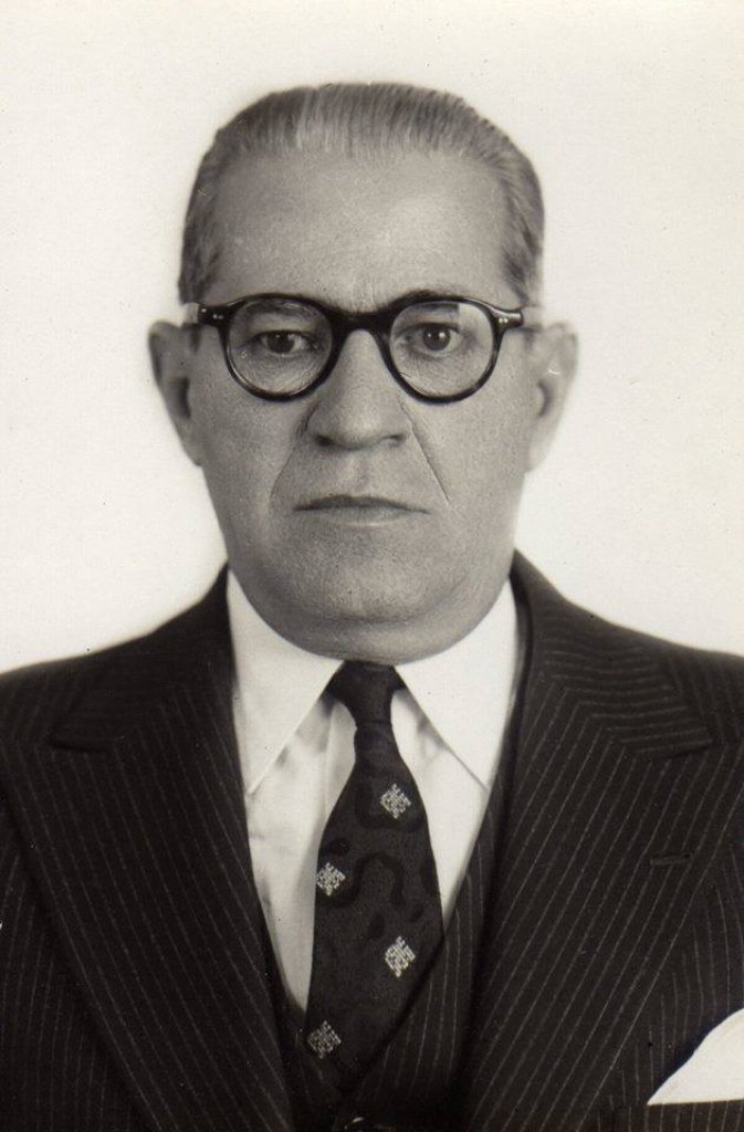 || Heitor Mendes Gonçalves, último diretor brasileiro da Cia. Matte Larangeira, falecido em julho de  1957, cujo nome denomina a principal avenida da sede distrital rondonense  de Porto Mendes. 
Imagem: Acervo Elza Mendes Gonçalves - Campo Grande - MS - FOTO 5 -