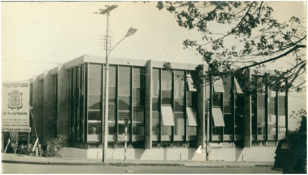 || Antigo "Paço Municipal 14 de Novembro", de Cascavel, inaugurado em setembro de 1972.
Imagem: Acervo Cascavel Histórica - FOTO 4 -