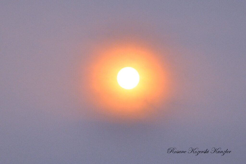 || Sol à meia-tarde, fotografado pela rondonense Rosane Kozerski Kunzler durante viagem de retorno da cidade de Cascavel a Marechal Cândido Rondon, em 19 de agosto de 2023. - FOTO 27 -
