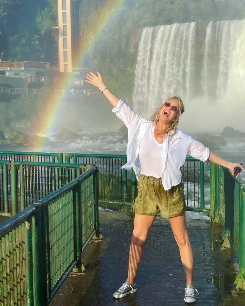 || Penny Lancaster, esposa do músico Rod Stewart, em sua visita às Cataratas do Iguaçu, em outubro de 2023. 
Imagem: Acervo Hello! Magazine - FOTO 25 -