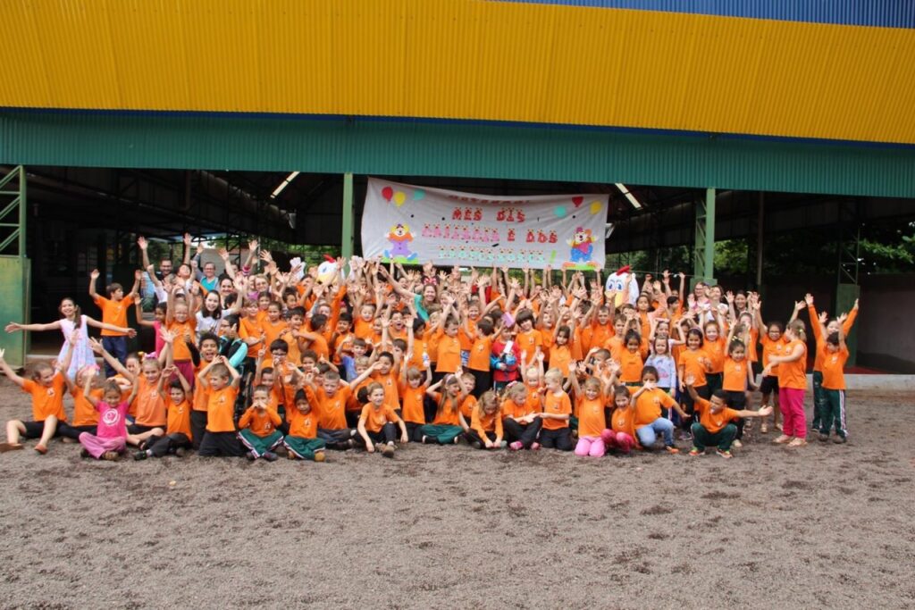 || Mascotes da Copagril em visita aos alunos da Escola Municipal Érico Veríssimo, no Jardim Alvorada, em comemoração ao Dia da Criança, em outubro de 2018.
Imagem: Acervo Comunicação Copagril - Crédito: Tainã Felipe Cerny - FOTO 10  -