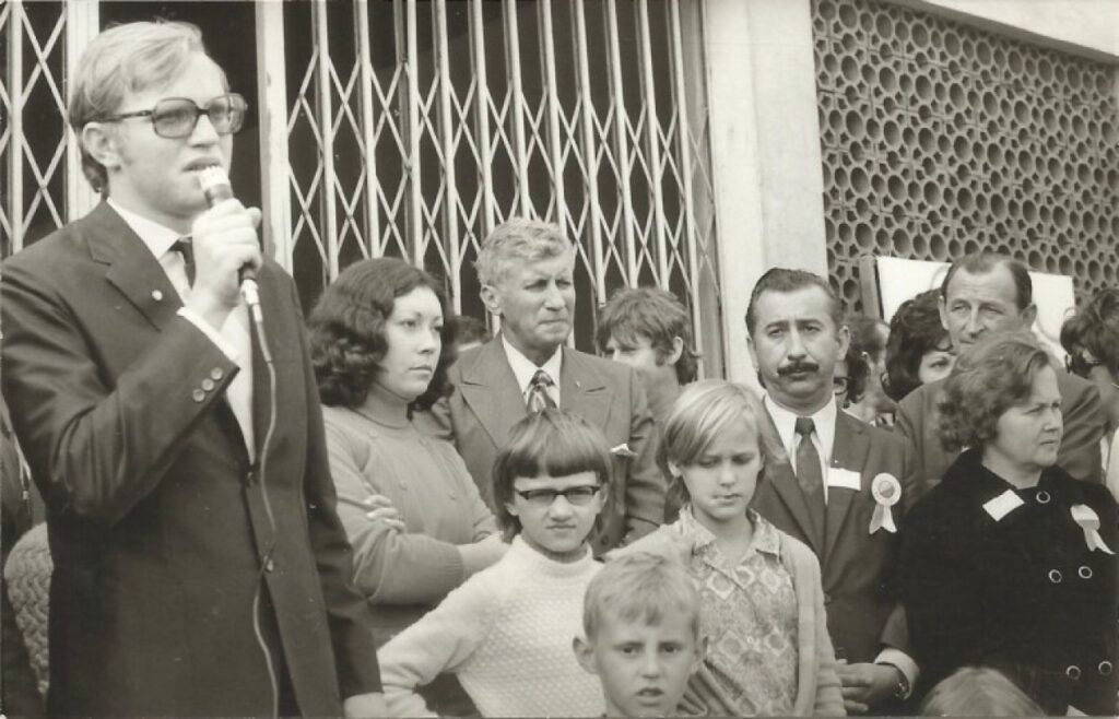 || Solenidade de abertura da 3ª Exposição dos Clubes 4-S, junto ao Colégio Rui Barbosa, em julho de 1972.
Da esquerda a direita:  o engenheiro-agrônomo Habrão Parcifal Vial, extensionista local da então Acarpa;  Maria Roza Brasil, extensionista local da então Acarpa;  prefeito Municipal Dealmo Selmiro Poersch; Levi Martins Gomes, presidente local da Comissão dos Festejos do Sesquicentenário da Independência; e Arlindo Alberto Lamb, presidente da Copagril, em julho de  1972 
Observação: Anos mais tarde Habrão Vial, foi prefeito de Catanduvas.
Imagem: Acervo Valdir Sackser - FOTO 17 -