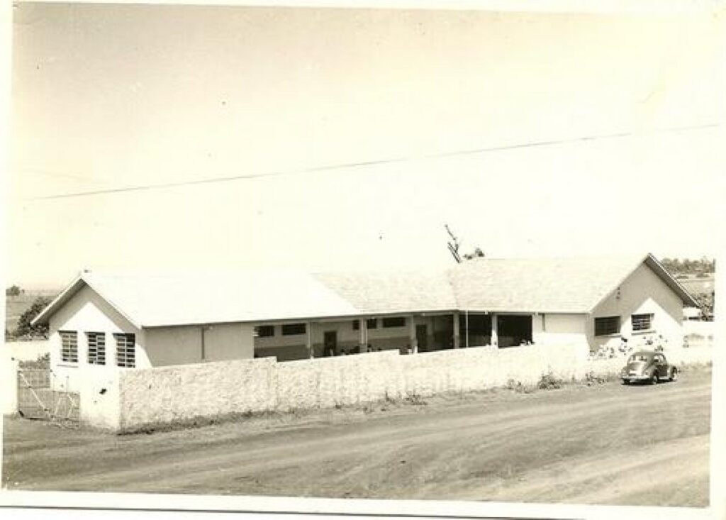 || Atual prédio da Escola Municipal Jean Piaget construído na década de 1980, pelo Governo do Estado.  Nos anos seguintes, o educandário foi ampliado e revitalizado, e a rua asfaltada.
Imagem: Acervo Escola Municipal Jean Piaget - FOTO 5 -