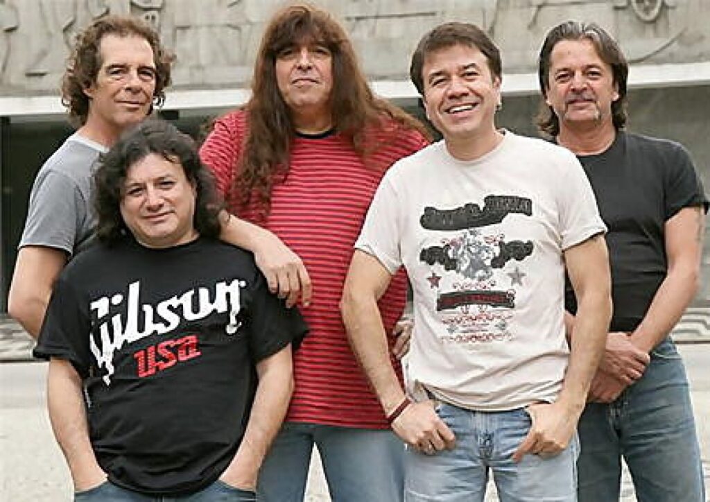 || Banda Blindagem, de Curitiba, que musicou  e cantou o fim da grande maravilha do Rio Paraná. 
Imagem: Acervo Ricardo Prestes Pazello/brasildefatopr - FOTO 12 -