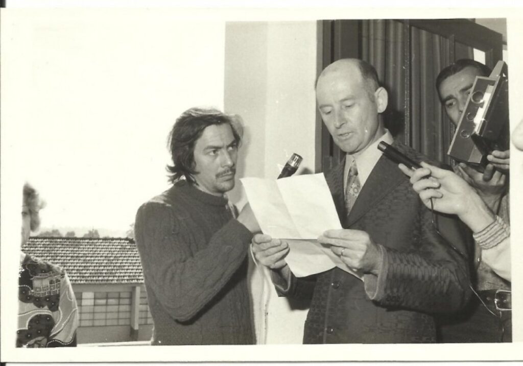 || Presidente da Câmara Municipal, vereador Eldor Egon Lamb, discursando na solenidade de inauguração do prédio do Legislativo de Marechal Cândido Rondon, em julho de 1974.
Ainda na foto, de microfone, o então repórter da Rádio Difusora, Dirceu da Cruz Vianna. 
Imagem: Acervo Valdir Sackser - FOTO 22  –