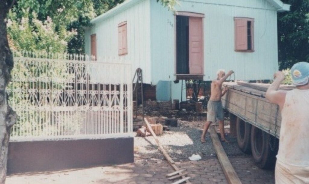 || 1residência do casal Loyre e Dorival Meine em Marechal Cândido Rondon. 
Na foto: processo de remoção da casa em vista de venda efetuada na década de 1990. 
Imagem: Acervo pessoal  da rondonense - FOTO 20 -