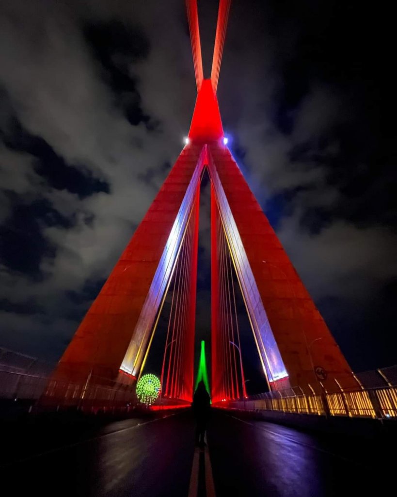 || Iluminação noturna da Ponte da Integração em Foz do Iguaçu, agosto de 2023.
Imagem: Acervo e crédito de Alto Paraná en Fotografias. - FOTO 40 -