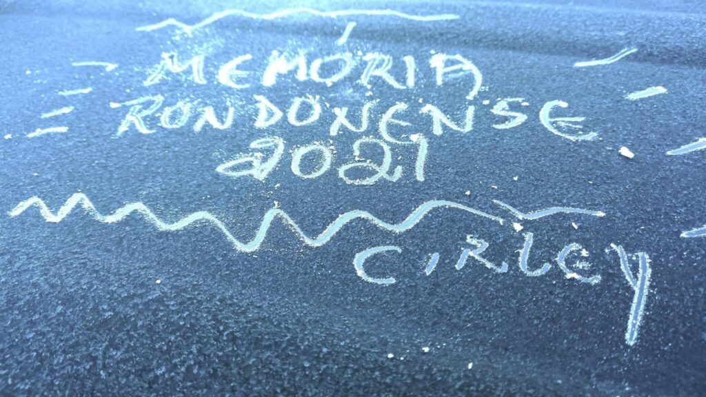 || Orvalho congelado no carro da professora Cirley Smaniotto Fuchs com homenagem feita por ela ao Projeto Memória Rondonense, em 29 de julho de 2021.
Imagem: Acerto e crédito da professora - FOTO 20 -