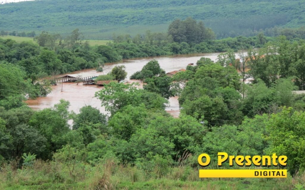 || Enchente do Rio São Francisco Verdadeiro na propriedade de Eldor Egon Lamb, na Linha Eldorado, no distrito rondonense de São Roque, em outubro de 2017. 
Imagem: Acervo O Presente Digital.
Crédito: Joni Lang - FOTO 28 -
