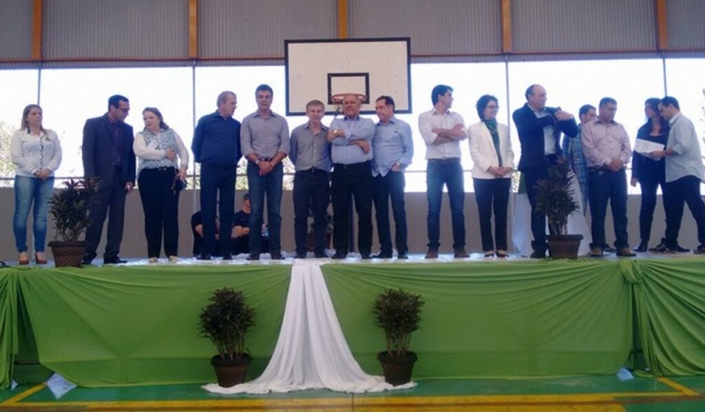 || Solenidade de inauguração do Colégio Estadual de Pato Bragado. Da esquerda à direita:  professora  Cristiane Scheuermann Bonatto, secretária municipal de Educação e Cultura de Pato Bragado; professor Aldair Boaro, diretor do colégio; Maide Rieger, 1ª dama de Pato Bragado; Arnildo Rieger, prefeito municipal de Pato Bragado, governador Beto Richa; deputado estadual Elio Lino Rusch; deputado estadual José Carlos Schiavinatto; deputado estadual Ademir Antonio Osmar Bier; deputado estadual André Bueno; professora Ana Seres Trento Comin, secretária de Estado da Educação; professor Léo Anschau, chefe do Núcleo Regional de Educação de Toledo; e demais não identificados. 
Imagem: Acervo Marechal News - FOTO 13 -