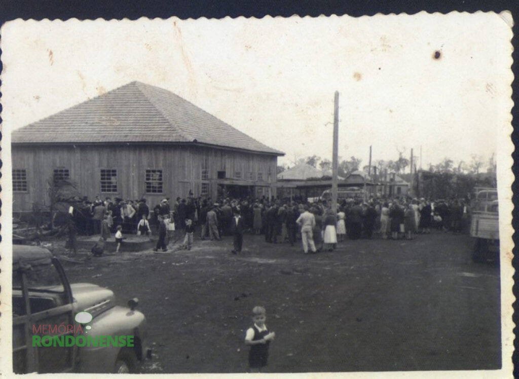 Inauguração do extinto Salão Wayhs, em 1953, localizado à esquina das Ruas Paraná e Colombo, em diagonal com a atual Praça Dealmo Selmiro Poersch. 
Imagem: Acervo Orlando e Rafael Sturm
