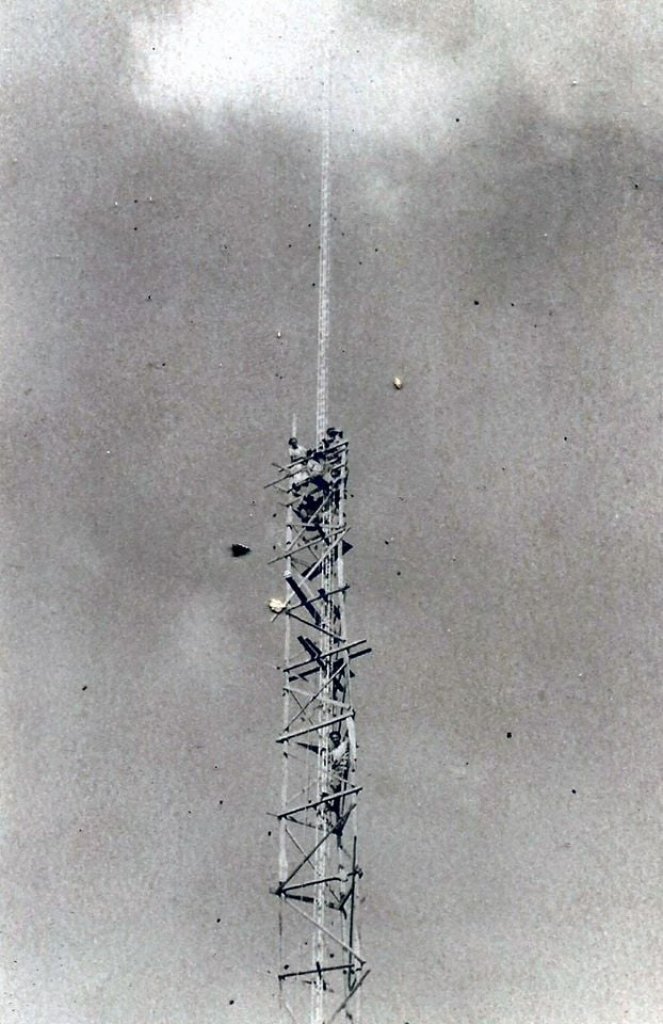 || Construção da torre de transmissão da emissora pioneira da cidade de Toledo, a Rádio Colméia. No alto, funcionários instalando equipamentos. 
Imagem: Acervo Adair Krolow (Verê - PR) - FOTO 5 -