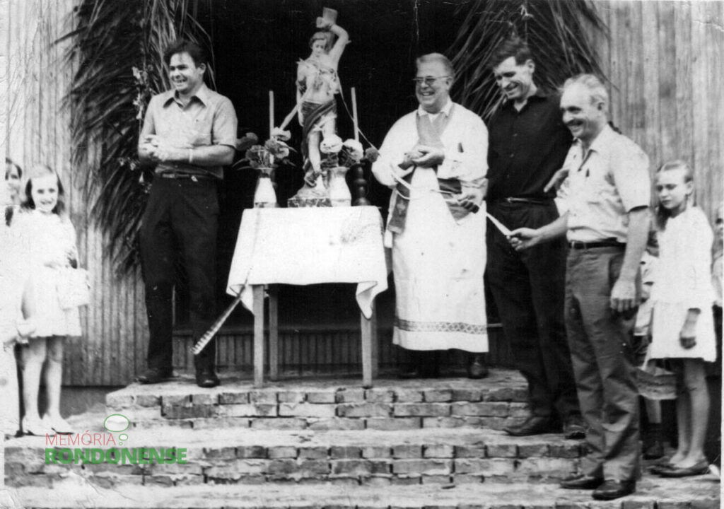 Padre Antonio Darius, de saudosa memória, entronizando festivamente o padroeiro São Sebastião, da capela São Sebastião, na Linha Wilhelms, no distrito de Margarida. 
Darius era conhecido como o padre-construtor. São obras suas a Catedral de Toledo e a atual Matriz Católica Sagrado Coração de Jesus de Marechal Cândido Rondon. 
Na fotografia, da esquerda para a direita, adultos, Alberto Livi, Pe. Antonio Darius, Pedro Schmeing e Julio Wilhelms.
Imagem: Acervo Alberto e Norma Livi