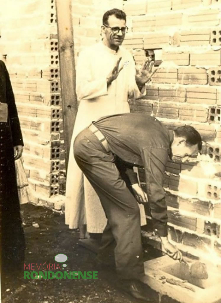 O prefeito municipal Arlindo Alberto Lamb junto com o padre Cristiano Wiemann SVD realizando o lançamento da pedra fundamental do Colégio Cristo-Rei (Imagem: Alan Limberger/Livro Tombo da Igreja Matriz Sagrado Coração de Jesus).