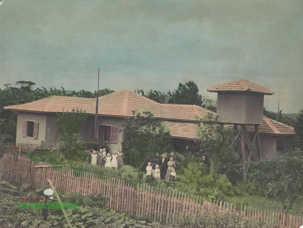 || A segunda residência da Família Pedde, na localidade de Esquina Guaíra. 
Essa moradia não existe mais hoje, substituída por uma moradia de alvenaria. A propriedade atualmente pertencente ao filho Eno Pedde. 
Na foto, da esquerda para a direita:  os filhos Irene, Renata com o irmão Eno no colo, Ursula, Ilone. Ildegard (Ilde), Ottmar, Alita, Emilio (pai), Erna (mãe) e Elmar.  Após a fotografia, ainda nasceram os filhos Wilfried e Gladis Informação e imagem: Alita Rusch - FOTO 4 -