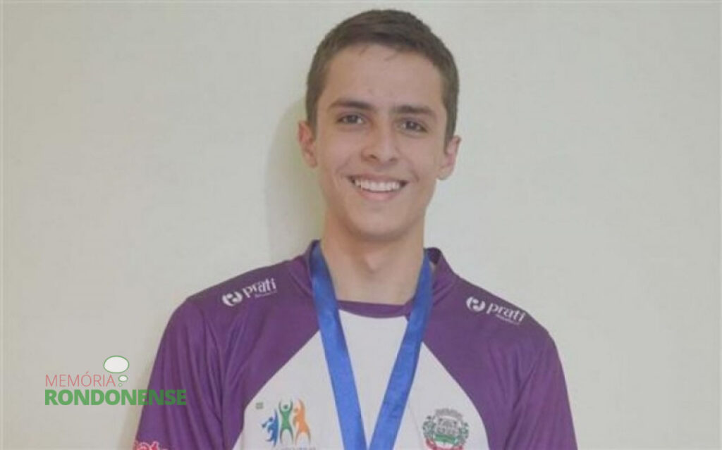 || Atleta rondonense Leonardo Winter,  da equipe Feras do Vôlei, do Colégio Martin Luther que sagrou-se campeão pela Copa Oeste de Voleibol 2015, jogando pela equipe toledana Toledo/Avotol/Prati Donaduzzi/Copel. 
Imagem: Acervo O Presente/Joni Lang - FOTO 18 -