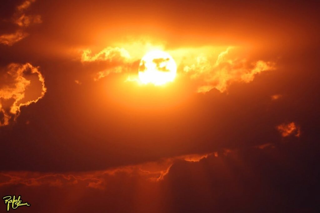 || Outro momento do pôr do sol no município de Marechal Cândido Rondon em 04 de setembro de 2021. Foto feita desde a Linha Arara pelo fotógrafo rondonense Rafael Orlando Sturm - FOTO 26 -