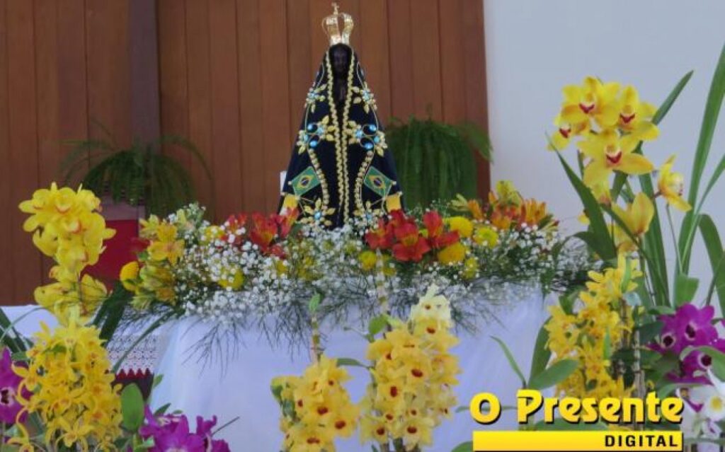 || Imagem de Nossa Senhora Aparecida em veneração na Matriz Católica Sagrado Coração de Jesus. 
Acervo: O Presidente Digital - FOTO 19 -