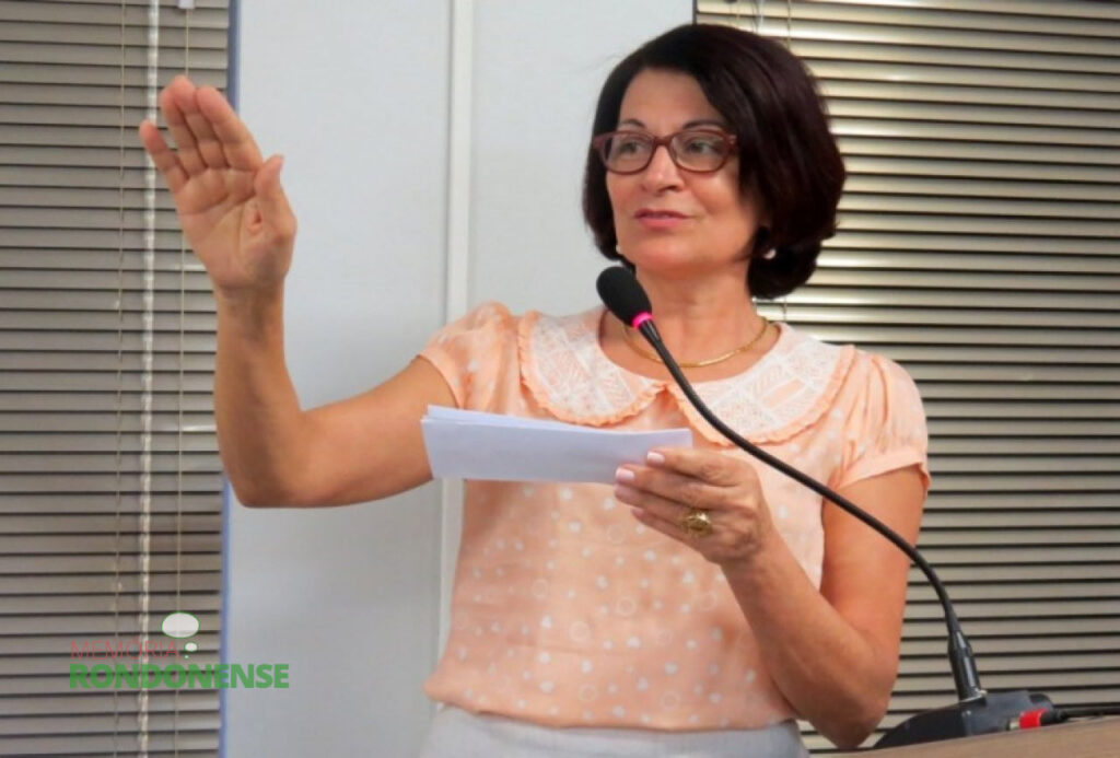 ||  Funcionária pública Maria Amália Ritt Haab (PMDB) tomando posse no exercício de vereança,  na Câmara Municipal de Marechal Cândido Rondon .
Acervo: Imagem Câmara Municipal de Marechal Cândido Rondon - FOTO 13 -