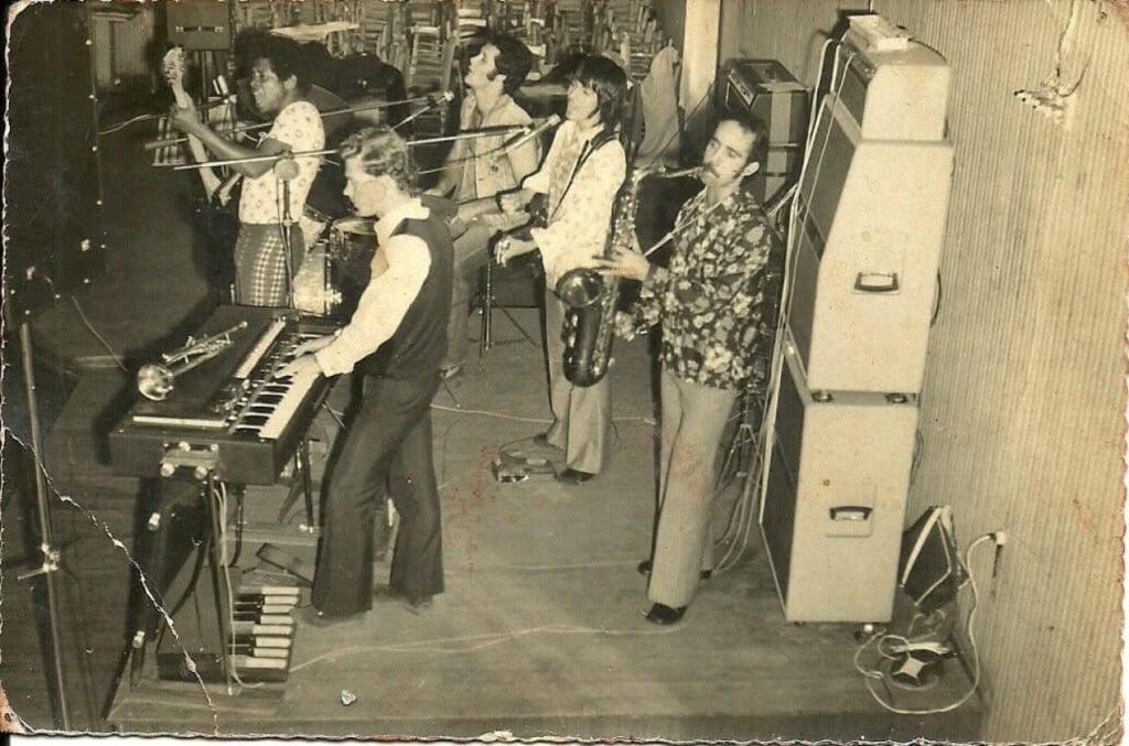 || OsRitmistas, formação da década 1960/1970: Boninha (Teclado), Elizier Della Costa (Sax), Osnei Ratinho(Guitarra), Moacir Pizzeta Cavalão ( Bateria e Negão (Contra baixo).
Não é possível que foi esta formação animou o baile e show.
Imagem: Acervo de Omero Renato Bordin - FOTO 6  -