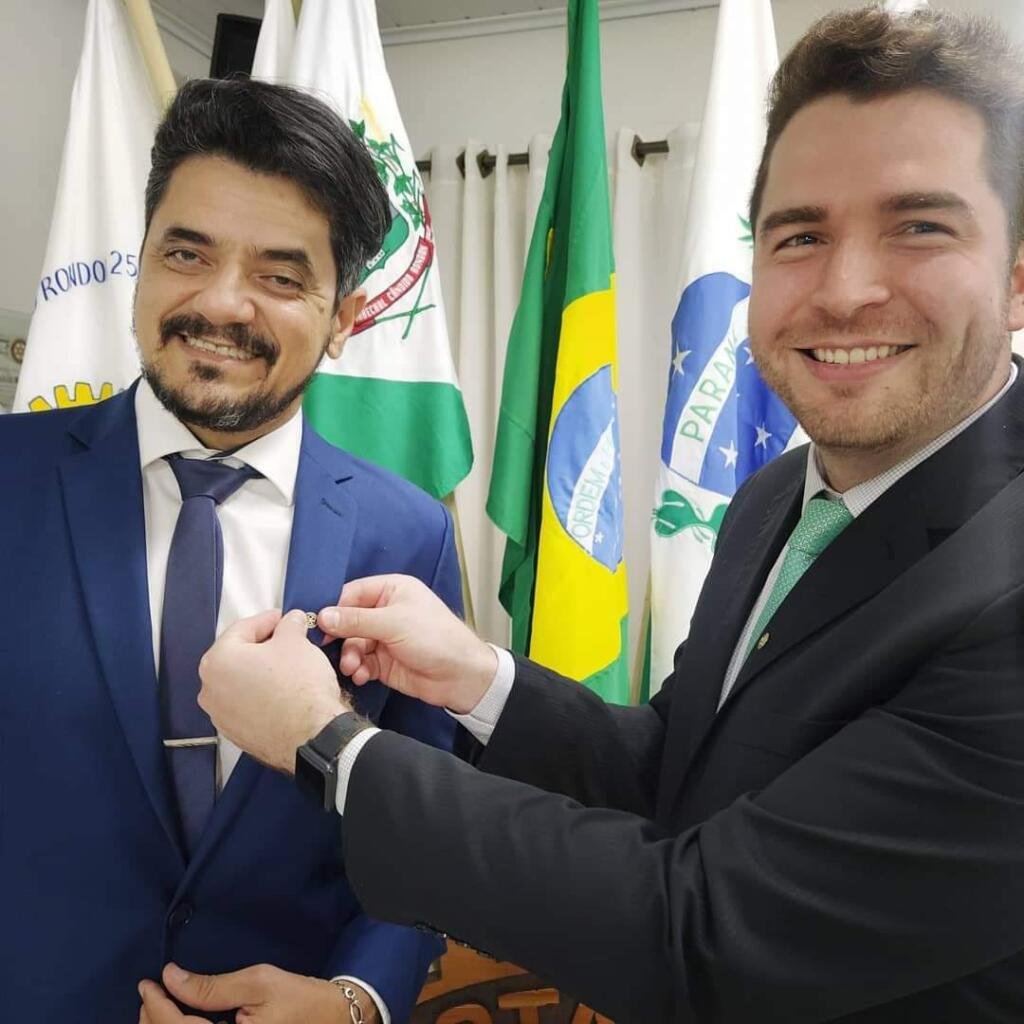 || Gerciney Gomes Ramos recebendo o pin da presidência do Rotaru Clube Marechal Cândido Rondon - 25 de Julho  de seu antecessor Maxion Souza, em outubro de 2023.
Imagem: Acervo O Presente - FOTO 25 -