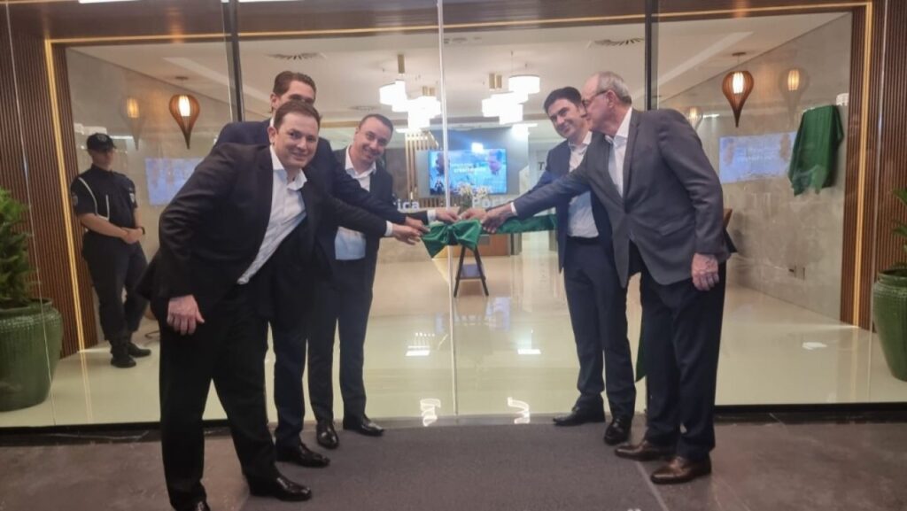 || Descerramento da fita de inauguração da nova sede central da Sicredi Aliança PR/SP, em setembro de 2023.
Da esquerda à direita: César Boch, da Sicridi Nacional; Marcio Andrei Rauber, prefeito municipal de Marechal Cândido Rondon; Fábio Heinrich, diretor executivo da Sicredi Aliança; Fernando Barrros Fenner, presidente do Conselho de Administração da Sicredi Aliança; e Manfred Alfonso Dasembrock, presidente do Conselho de Administração da Sicredi Central do Paraná. 
Imagem: Acervo Tribuna do Oeste - FOTO 25 -