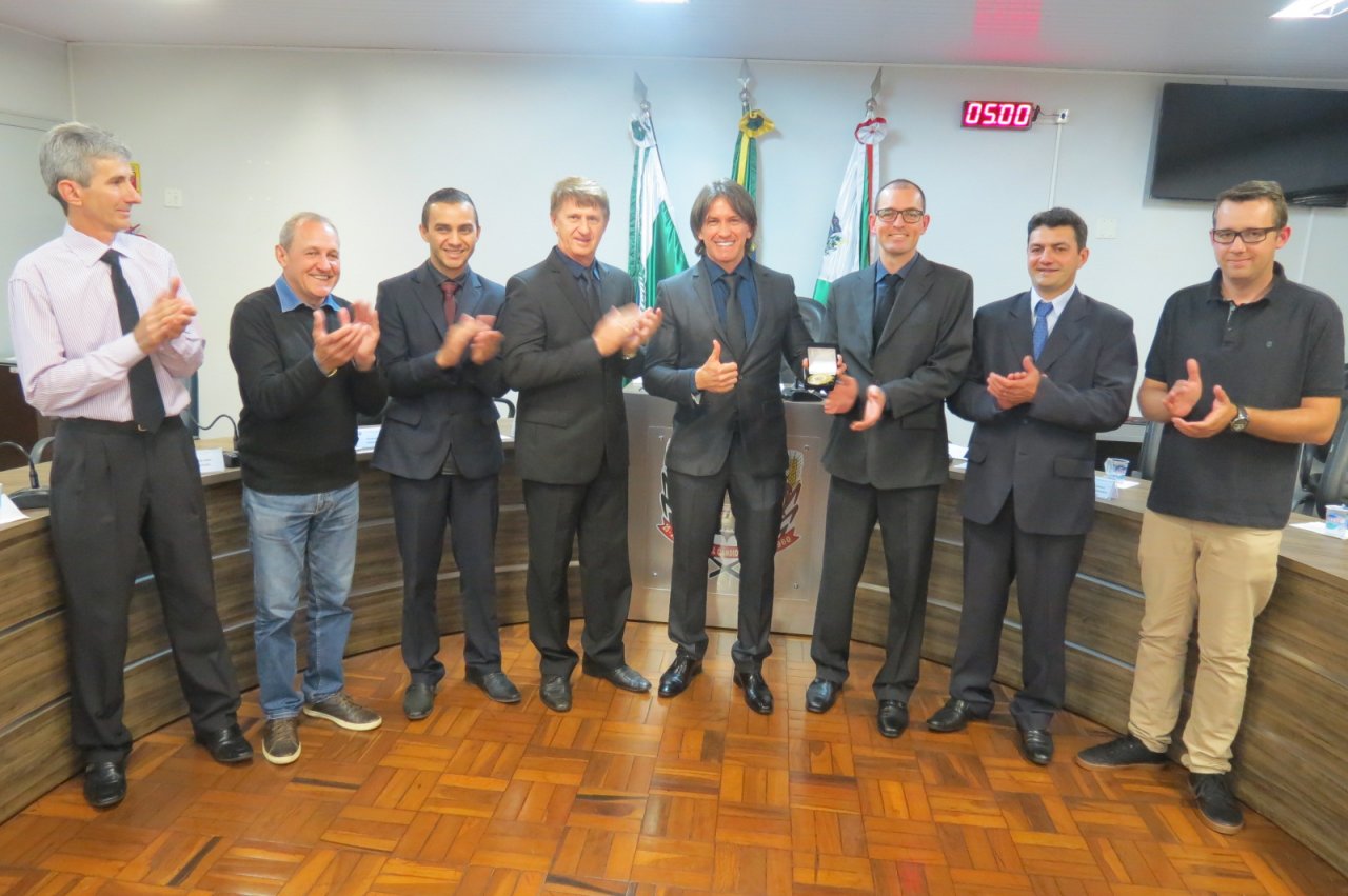 || Entrega da "Medalha de Honra ao Mérito" para ex-ciclista Valdir Lermen, em setembro de 2018.  
Da esquerda à direita:  Paul Lirio Berwig, presidente da Associação Rondonense de Ciclismo (ARC); vereador Valdir Port (Portinho), vereador Ronaldo Pohl, vice-presidente da Câmara Municipal de Marechal Cândido Rondon e presidente da Sessão Solene; vereador Nilson Hachmann, proponente da homenagem;  homenageado, Cristiano Metzner, secretário municipal de Esporte e Lazer; vereador Adriano Backes e Júlio César Schroeder, presidente da Associação Rondonense de Bicicross.
Imagem: Acervo Imprensa CM-MCR - Crédito: Cristiano Marlon Viteck - FOTO 13 -
