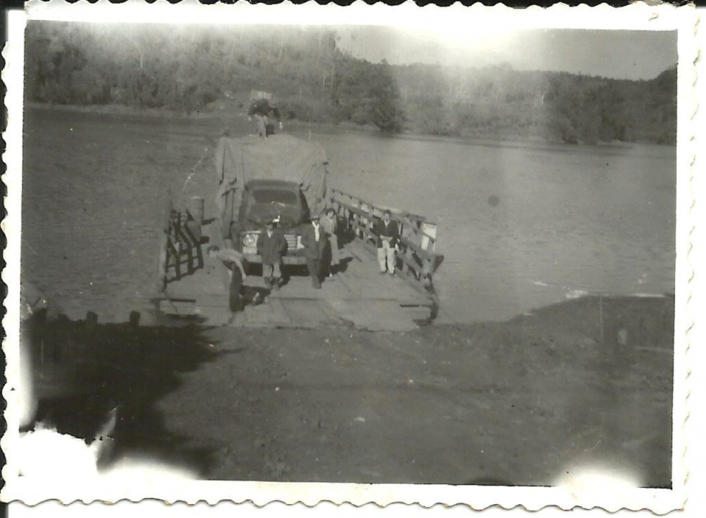 || Passagem de mudança de Guido e Irmy Rockenbach, de balsa, pelo Rio Chopin, no sudoeste do Paraná.
Imagem: Acervo de Guido Rockenbach - FOTO 10  -