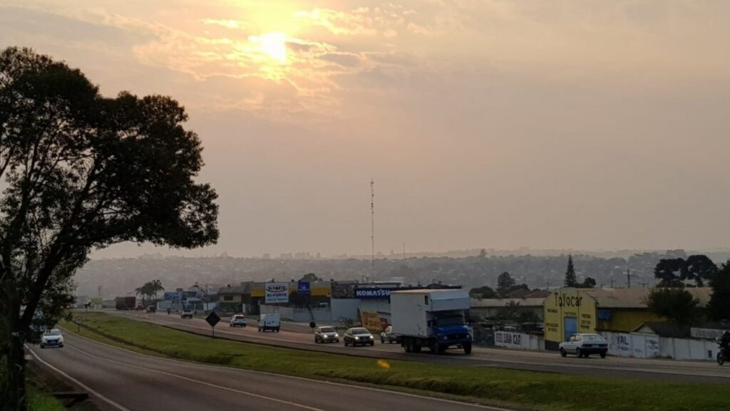 || Cidade de Cascavel encoberta pela fumaça proveniente das queimadas no Pantanal, em 03 de setembro de 2020.  
Imagem: Acervo Globo/G1 - Crédito: Argeu Almeida/RPC - FOTO 21 -