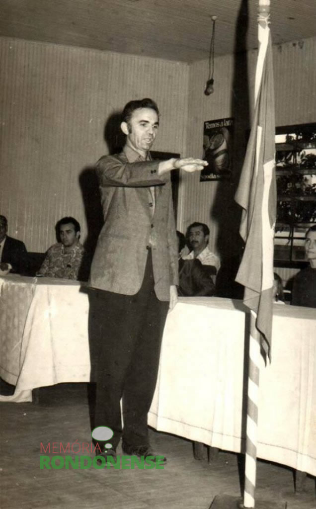 O novo Prefeito Municipal presta juramento pela Câmara Municipal de Marechal Cândido Rondon.
Imagem: Acervo idem
