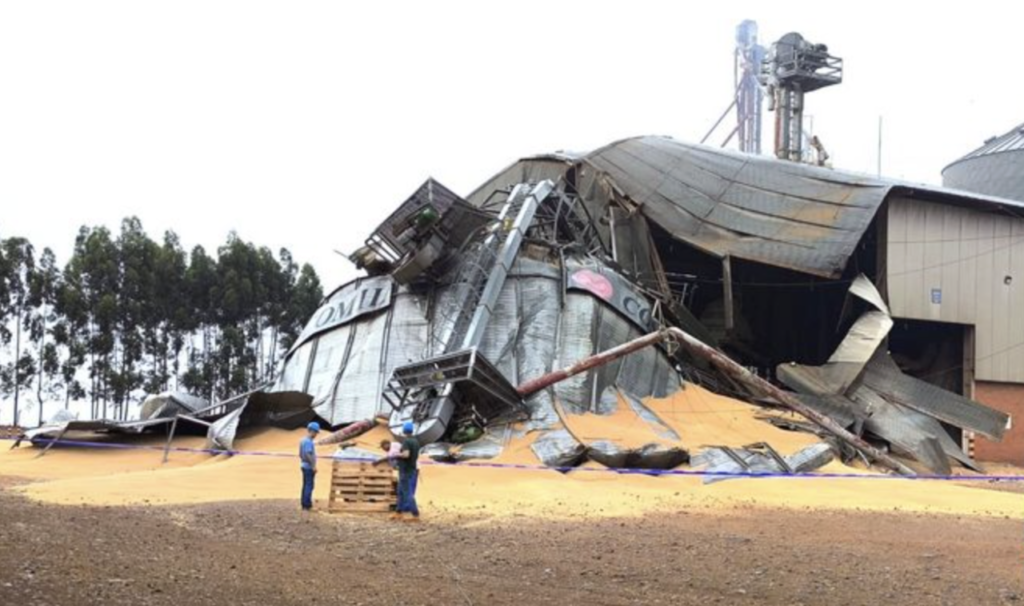|| Silo-pulmão da C-Vale em Mamborê que se rompeu em final de setembro de 2025.
Imagem: Acervo Agrimídia - FOTO 24 -