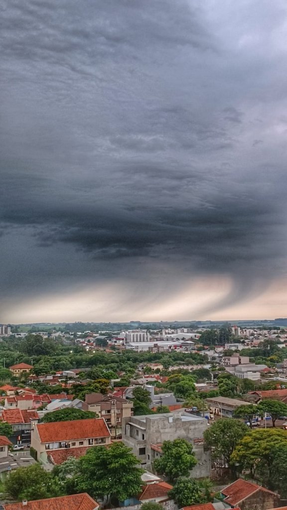 || Nebeulosidade fotografada desde o Bairro Vila Industrial, na cidade de Toledo (PR), sentido norte ao Biopark, por volta das 17 horas, em 19 de outubro de 2023.
Imagem: Acervo e crédito de Marcos Vinicius Fediuk - FOTO 11 -