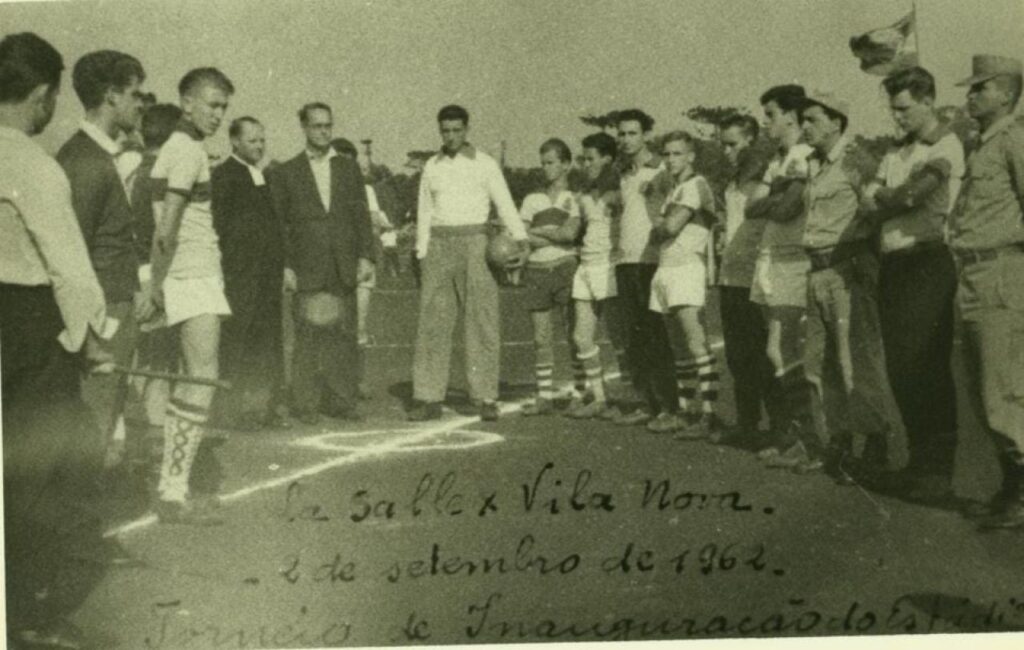 || Inauguração do estádio do Colégio La Salle, em setembro de 1962.
A fotografia foi doada por João Alberto Viezzer em 1997 e registrada no acervo do Museu Histórico Willy Barth por Clóvis Turatti, em 1998. - FOTO 7 -