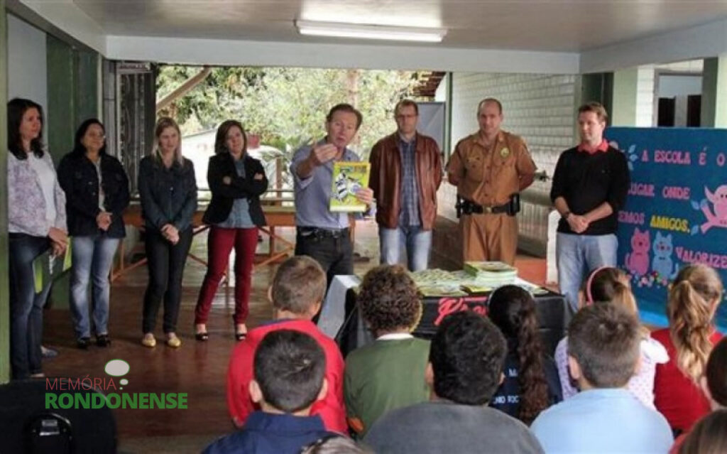 O prefeito Moacir Froelich fazendo a abertura do reinício do Proerd na Escola Municipal Antonio Rockenbach, em 25.8.2015 Imagem: Acervo O Presente